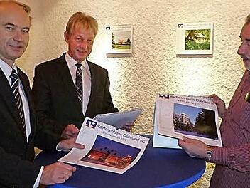 Die Vorstände Ralph Goller und Peter Girndt sowie Hartmut Fischer (von links) präsentierten den neuen Heimatkalender. Foto: Klaus-Peter Wulf