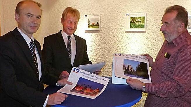 Die Vorstände Ralph Goller und Peter Girndt sowie Hartmut Fischer (von links) präsentierten den neuen Heimatkalender. Foto: Klaus-Peter Wulf