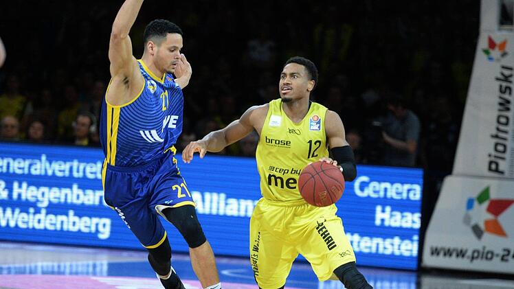 Trey Lewis (rechts) will um den Oldenburger Dominic Lockhart herumlaufen. Foto: Peter Mularczyk