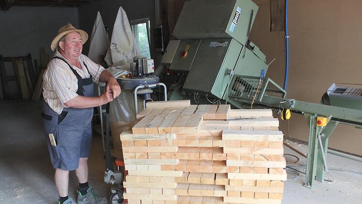 Frisch zugeschnittene Kanthölzer für die Palettenproduktion. Foto: Matthias Einwag