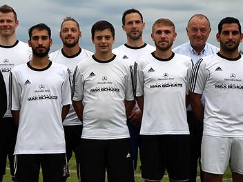 Der TSV Sonnefeld präsentierte seine Neuzugänge (von links): Spielleiter Peter Ambrosius, Manuel Friedlein, Emre Özdemir, Max Leffer, Matthias Beland, Spielertrainer Bastian Renk, Sebastian Steiner, Gönner Eduard Mühlherr und Tayfun Özdemir