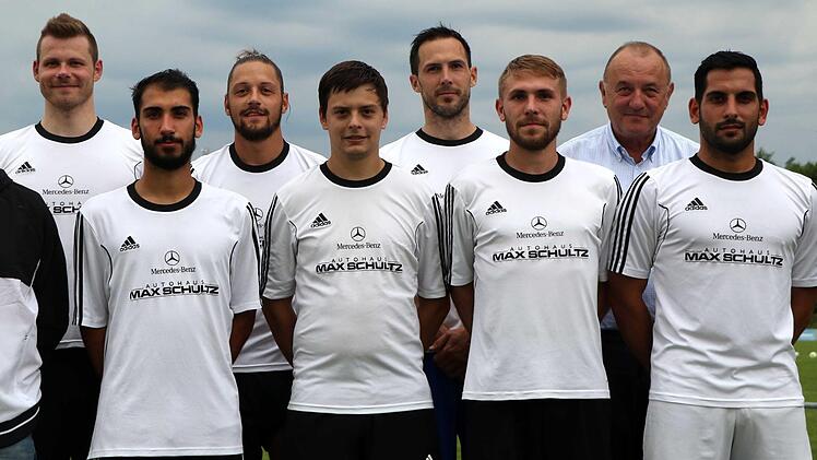 Der TSV Sonnefeld präsentierte seine Neuzugänge (von links): Spielleiter Peter Ambrosius, Manuel Friedlein, Emre Özdemir, Max Leffer, Matthias Beland, Spielertrainer Bastian Renk, Sebastian Steiner, Gönner Eduard Mühlherr und Tayfun Özdemir