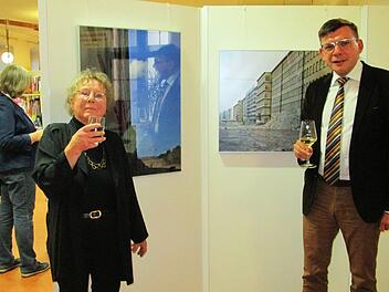 Die Vergänglichkeit und daraus neu erstehendes Leben sind Themen der Foto-Ausstellung von Wiltrud Kuhfuß (links) in Hammelburgs Stadtbibliothek. Die Künstlerin hieß bei der Vernissage Bürgermeister Armin Warmuth (rechts) willkommen.  Foto: Winfried Ehling