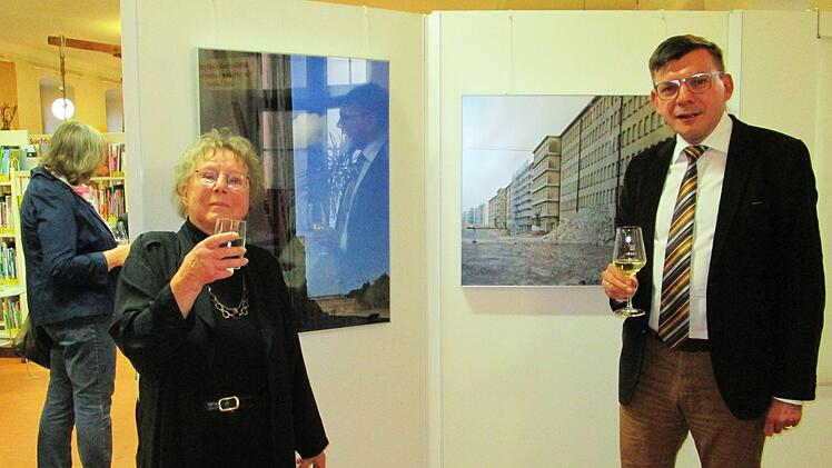 Die Vergänglichkeit und daraus neu erstehendes Leben sind Themen der Foto-Ausstellung von Wiltrud Kuhfuß (links) in Hammelburgs Stadtbibliothek. Die Künstlerin hieß bei der Vernissage Bürgermeister Armin Warmuth (rechts) willkommen.  Foto: Winfried Ehling