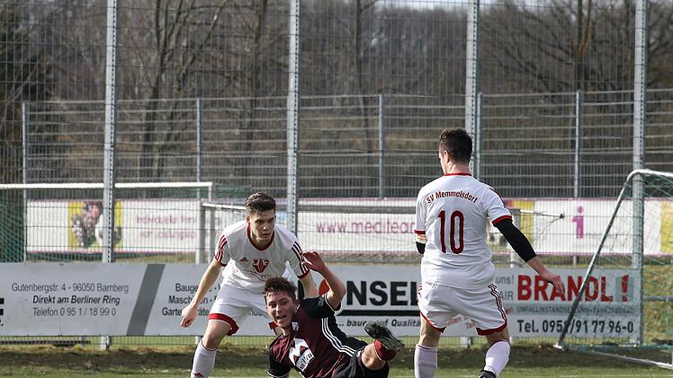 Auf verlorenem Posten steht der Bucher Fabio Tech (M.) gegen Wladislaw Nikiforow (l.) und Manuel Schwarm. Foto: sportpress