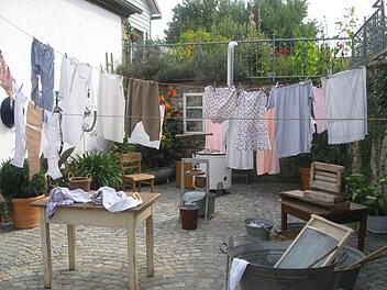Viel Arbeit und auch Herzblut hat der Fuchsstadter Obst- und Gartenbauverein im vergangenen Jahr in  das Heimatfest gesteckt.   Dazu passte auch der Stand der Waschfrauen im idyllischen angelegten Hof.  Alexander Schaupp