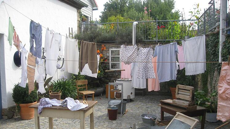 Viel Arbeit und auch Herzblut hat der Fuchsstadter Obst- und Gartenbauverein im vergangenen Jahr in  das Heimatfest gesteckt.   Dazu passte auch der Stand der Waschfrauen im idyllischen angelegten Hof.  Alexander Schaupp