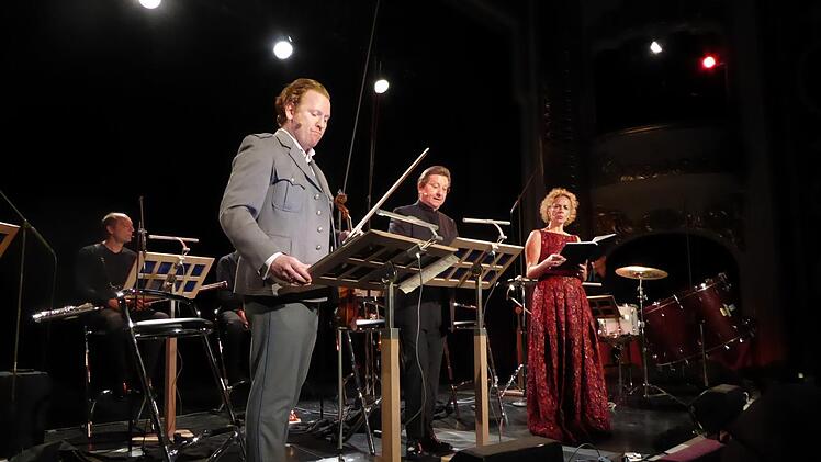Die begeisternd staubfreie, glänzend inszenierte und musikalisch großartige Aufführung von "Die Geschichte vom Soldaten" mit Daniel Hope (Soldat, Geiger), Benno Schollum (Erzähler) und Katja Riemann (Teufel, Prinzessin, Tänzerin).  Foto: Gerhild Ahnert