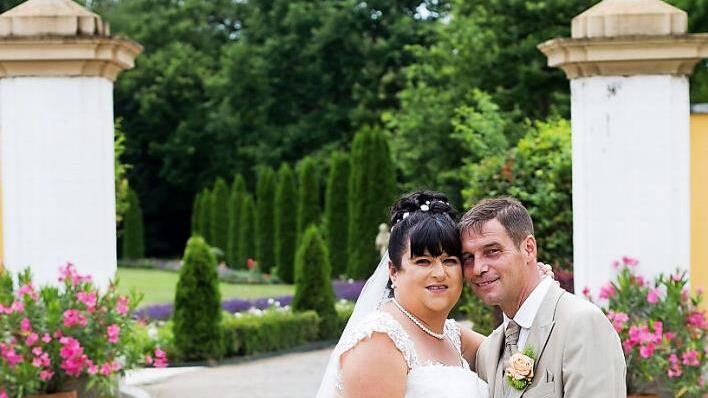 Hochzeitsfoto am Eingang zum Schlosspark in Thurn, wo die Feier ausgerichtet wurde  Foto: privat
