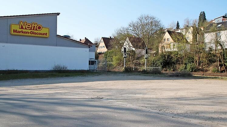 Auch am Bahnhof steht eine städtische Fläche zur Verfügung, die als Parkplatz genutzt werden kann.