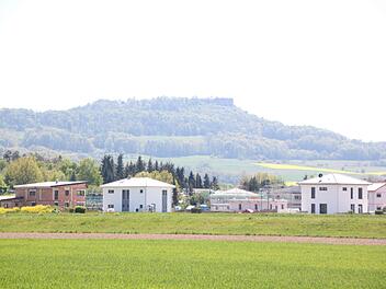 Regionaltypisches Bauen war gestern, heute sieht man in Neubausiedlungen wie hier in  Reundorf die verschiedensten Dachformen, meist dunkel gedeckt. Nur der Staffelberg erinnert, dass man in Franken ist. Foto: Archiv