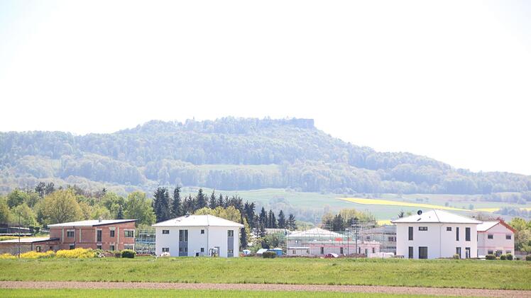 Regionaltypisches Bauen war gestern, heute sieht man in Neubausiedlungen wie hier in  Reundorf die verschiedensten Dachformen, meist dunkel gedeckt. Nur der Staffelberg erinnert, dass man in Franken ist. Foto: Archiv
