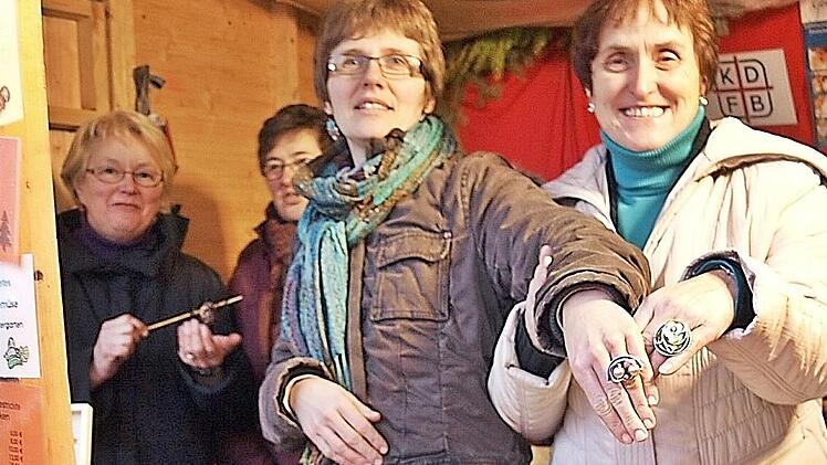 Eine attraktive Auswahl gibt es jedes Jahr an den Buden des Gößweinsteiner Weihnachtsmarkts (auf dem Foto sind Mitglieder des Frauenbunds Gößweinstein zu sehen). Der Markt möchte weiter jedes Jahr zu dieser Veranstaltung einladen, aber das Defizit reduzieren.
