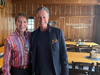 N&uuml;rnberg: Weltstar Cliff Richard besucht Traditionslokal Bratwurst R&ouml;slein - "echt der Hammer"
