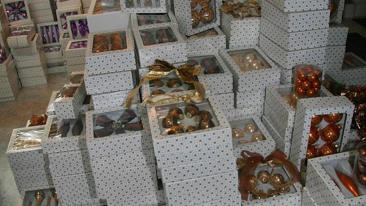 Orange oder cappuccinofarbene Weihnachtskugeln, auch Champagner-Kugeln oder Kugeln mit integriertem Bommel hat Silke Eckardt im Angebot.