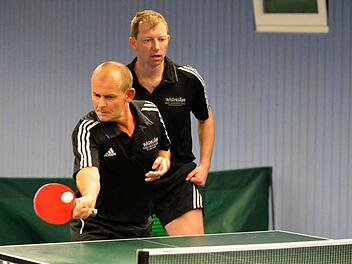 Die Höchstadter Stefan Müller (links) und Wolgang Klaus kämpften im Doppel, zogen nach einer 1:0-Führung in einem engen Spiel aber letztendlich doch den Kürzeren. Fotos: Picturedreams