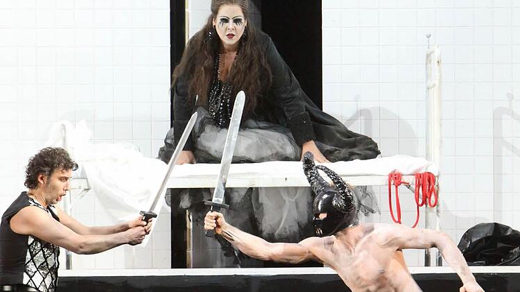 Szene mit Jonas Kaufmann (Manrico), Elena Manistina (Azucena) und einem Tänzer