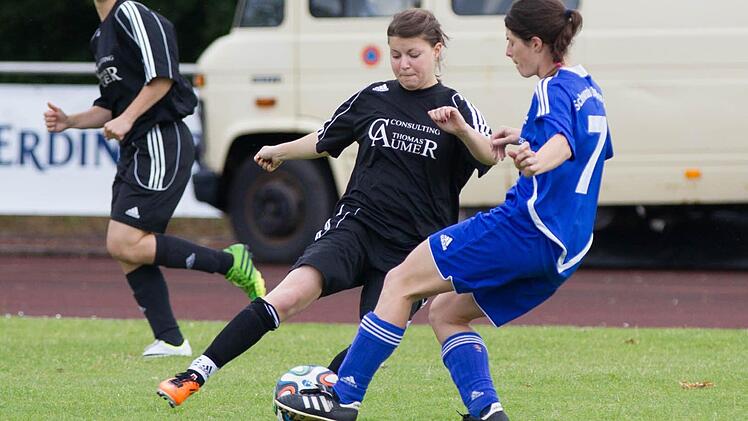 Hier trennt eine Schwabthalerin (rechts) ihre Bayreuther Gegenspielerin vom Ball. Foto: Heinrich Weiß