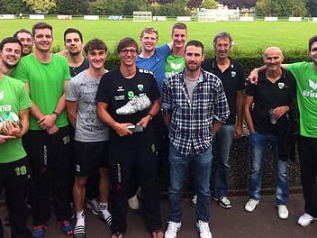 Beim Acht-Nationen-Turnier in Luxemburg zeigte sich die Mannschaft der VSG Coburg/Grub schon in einer starken Frühform und gewann den Wettbewerb. - Im Bild die erfolgreiche Volleyball-Manschaft aus Coburg mit ihren Trainern Milan Maric (Zweiter von rechts) und Volker Pohl (links daneben).