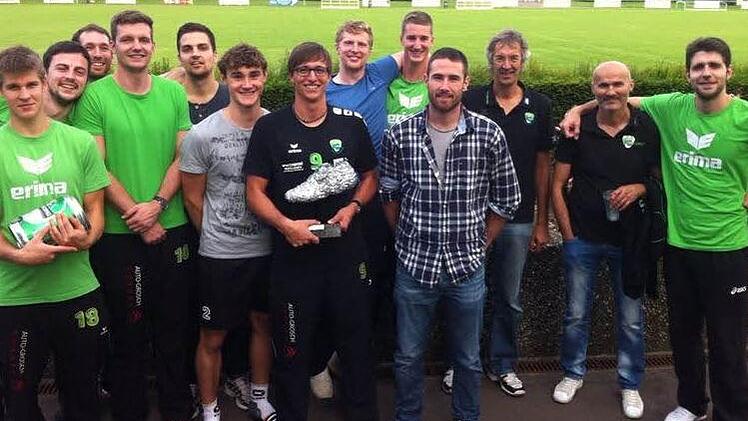 Beim Acht-Nationen-Turnier in Luxemburg zeigte sich die Mannschaft der VSG Coburg/Grub schon in einer starken Frühform und gewann den Wettbewerb. - Im Bild die erfolgreiche Volleyball-Manschaft aus Coburg mit ihren Trainern Milan Maric (Zweiter von rechts) und Volker Pohl (links daneben).