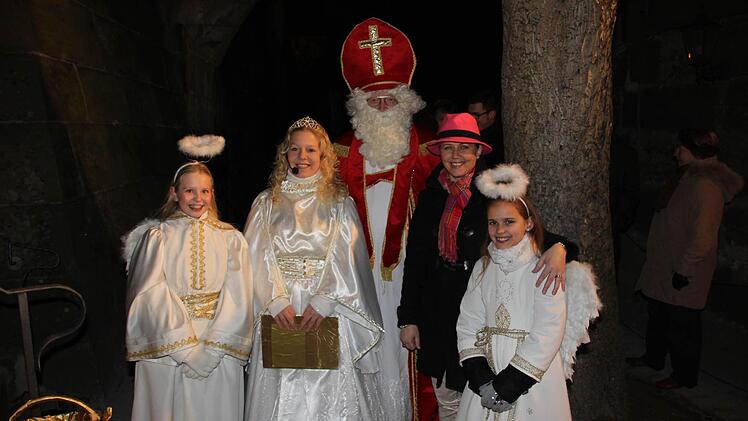 Christkind Lara Schug, die Engel, der Nikolaus und Michaela Weiß   Foto: Friedwald Schedel