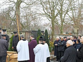 Zahlreiche Weggefährten, Freunde und Bekannte nahmen Abschied von Pater Alexander Ultsch. Foto: Klemenz