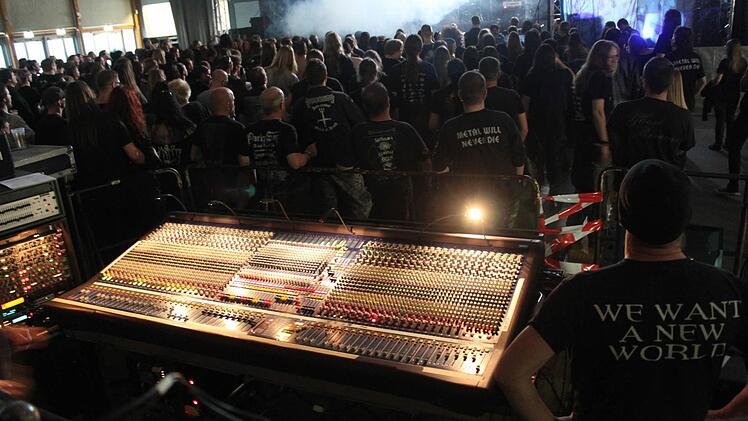 In der Stadthalle tobt der Weltuntergang