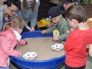 Wer findet bei der Schatzsuche den größten Edelstein? An lustigen Spielen herrschte beim Frühlingsfestin der Evangelischen Tagesstätte "Kinderarche" kein Mangel. Fotos: Karl Klippel