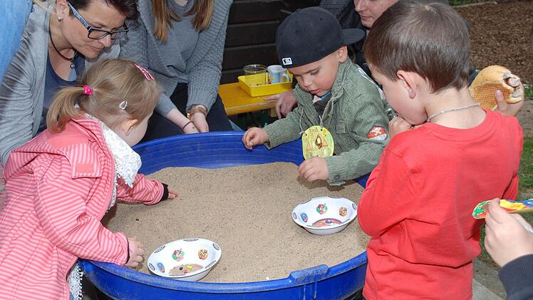Wer findet bei der Schatzsuche den größten Edelstein? An lustigen Spielen herrschte beim Frühlingsfestin der Evangelischen Tagesstätte "Kinderarche" kein Mangel. Fotos: Karl Klippel