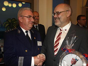 Bürgermeister Franz Kuhn überreichte dem stellvertretenden Leiter der rumänischen Grenzpolizeischule Vasile Domut eine Uhr als Erinnerung.  Fotos: Stefan Geiger