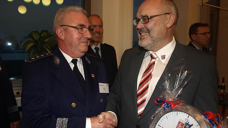 Bürgermeister Franz Kuhn überreichte dem stellvertretenden Leiter der rumänischen Grenzpolizeischule Vasile Domut eine Uhr als Erinnerung.  Fotos: Stefan Geiger