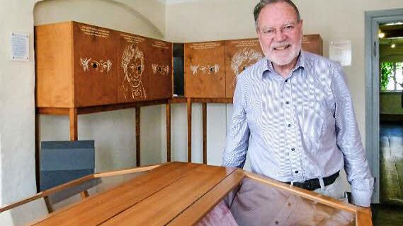 Kenntnisreich führt Bernhard Schemmel durch das Museum.