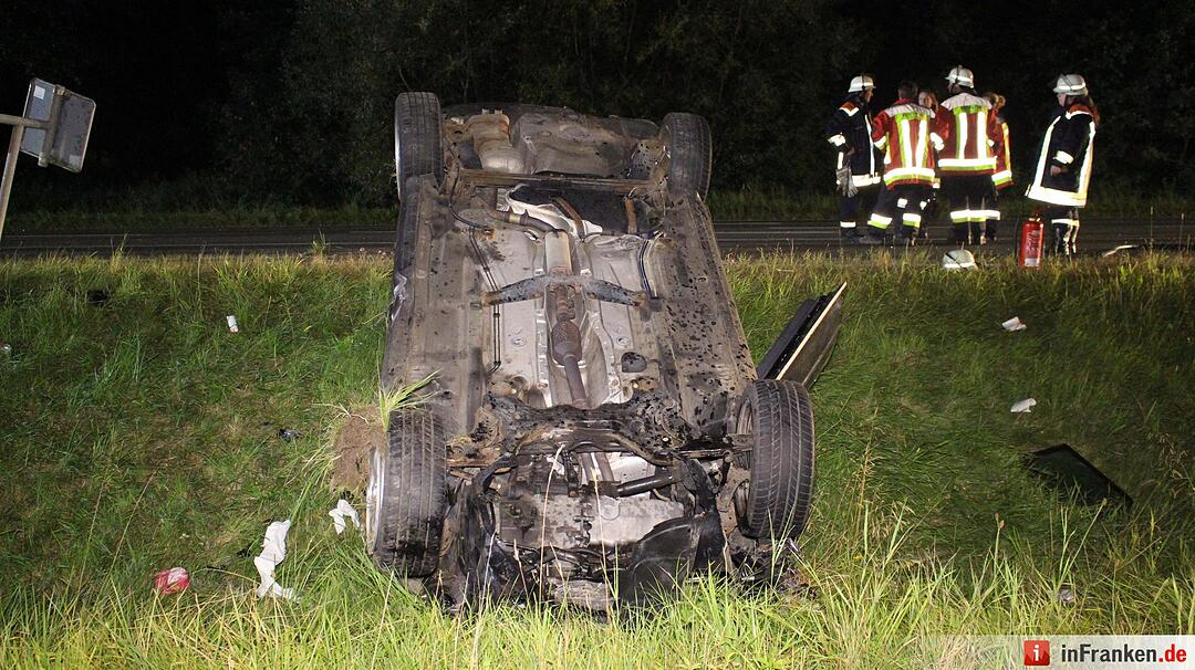Pkw landet nach Überschlag auf Dach - Insassen kamen mit leichten Verletzungen davon