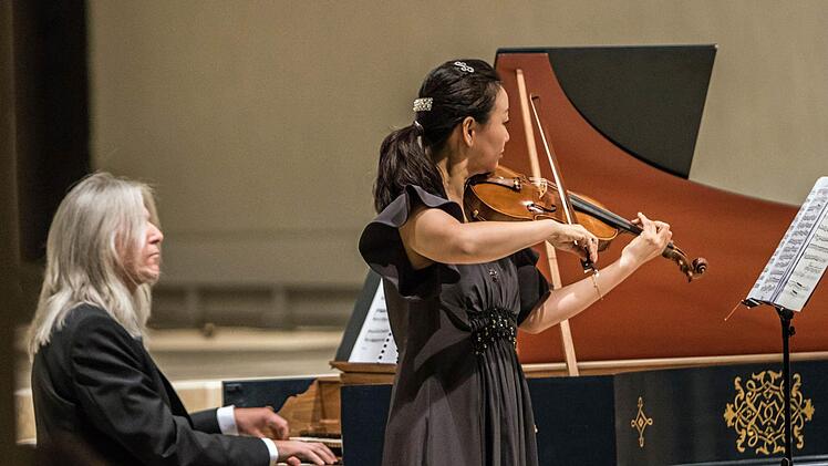Die Geigerin Megumi Ikeda und Gary O'Connell am Cembalo beeindruckten bei ihrem Konzert in der Coburger Morizkirche. Foto: Jochen Berger