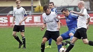 Gegen die aufmerksame Sonnefelder Verteidigung gab es für den Neustadter Stürmer Maurizio Turturro kein Durchkommen. Fotos: Timo Geldner