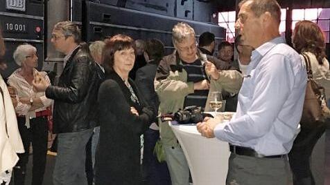Nach dem Vortrag von Joey Kelly nutzen viele Mitglieder die Gelegenheit zum persönlichen Austausch. Fotos: Sonny Adam