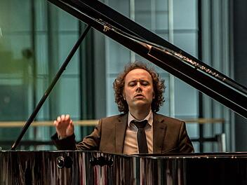 Der Pianist Alexander Schimpf beeindruckte als Beethoven-Interpret bei der Coburger "Gesellschaft der Musikfreunde" im HUK-Foyer. Foto: Jochen Berger