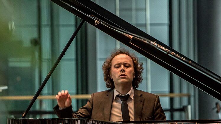 Der Pianist Alexander Schimpf beeindruckte als Beethoven-Interpret bei der Coburger "Gesellschaft der Musikfreunde" im HUK-Foyer. Foto: Jochen Berger