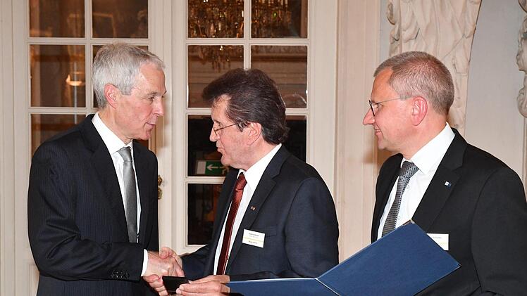 IHK-Präsident Friedrich Herdan (Mitte) überreichte die Verdienstmedaille der IHK zu Coburg. Rechts IHK-Hauptgeschäftsführer Sigmar Schnabel. Foto: Ronald Rinklef