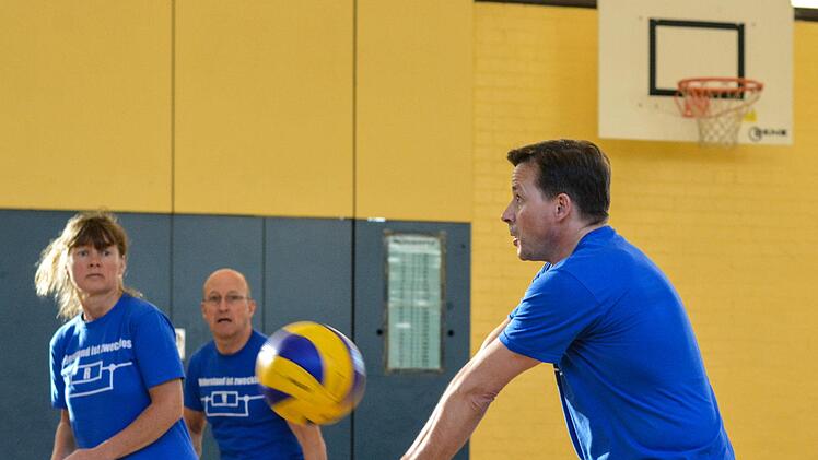 Beim Volleyballturnier wurde ehrgeizig  gespielt. Jeder wollte den Wanderpokal gewinnen. Björn Hein