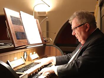 Edgar Krapp war sehr angetan von der überholten Adelsdorfer Orgel.      Foto: Johanna Blum