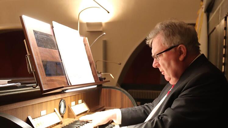 Edgar Krapp war sehr angetan von der überholten Adelsdorfer Orgel.      Foto: Johanna Blum
