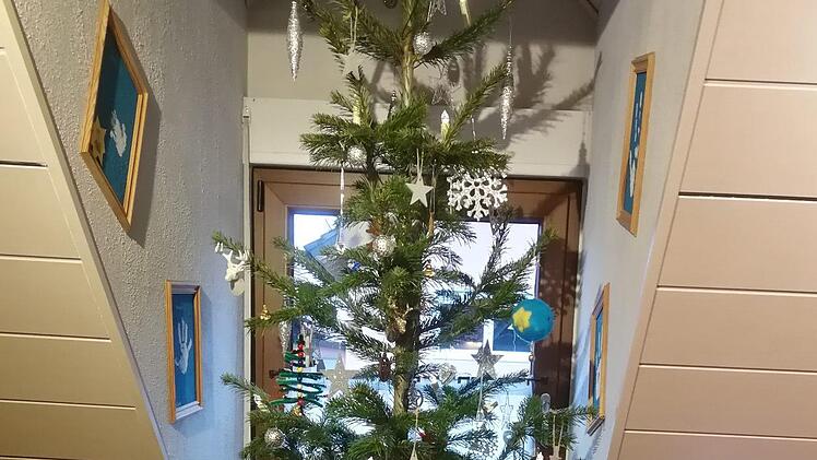 Hier der Christbaum der Familie Christina und Thorsten Bauer aus Oberngrub. Eine Nordmanntanne mit 3m Höhe geschmückt in Silber und Grautöne.