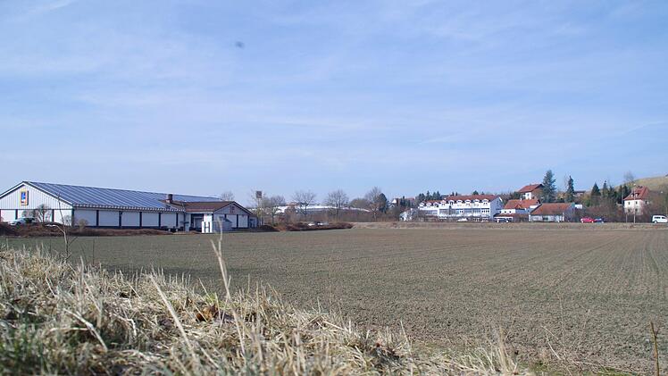 Neben dem Aldi in der Kronacher Industriestraße beginnen in Kürze die Bauarbeiten für den neuen Rewe-Markt. Foto: Meißner/Archiv