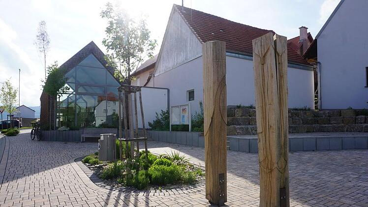 In Kooperation mit der Bischofsheimer Holzbildhauerschule wurden auf dem  Dorfplatz in Sandberg zwei Stelen aufgestellt. Marion Eckert