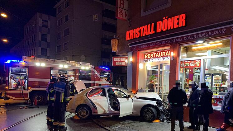 Unfall in N&uuml;rnberg: Ein Auto ist in der Nacht auf Dienstag in einen D&ouml;nerladen gefahren. Foto: NEWS5 / Friedrich