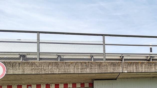 Autobahnbrücke, Unterführung, Bauwerk, Sperrung, Umleitung, Bauarbeiten,. Baustelle