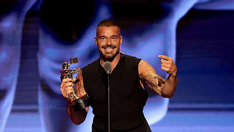 Ricky Martin legte bei den MTV Video Music Awards 2025 einen Auftritt hin, der bei einem deutschen Musiker-Kollegen Eindruck machte.