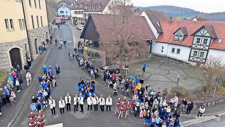 Bereit für den Rathaussturm im Nüdlingen: Der NCC ist mit all seinen Garden und dem Elferrat angetreten.