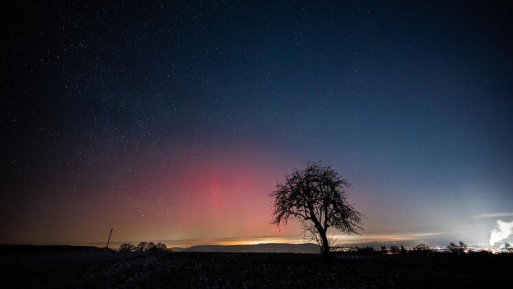 Eisige Polarlichter Nacht am Himmel &uuml;ber Bayern